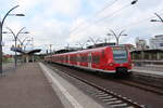 Am 25.10.2017 erreicht eine Doppeltraktion BR 425 der S-Bahn RheinNeckar den Hauptbahnhof Heidelberg als S2 nach Mosbach.