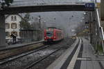 Verschneiter Blick auf den 425 312 der in Neckargerach am Sonntag den 3.12.2017 einfährt.