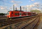 425 603-8 und 425 548-5 fahren am 2.7.2017 als RE8 (RE10824)  Rhein-Erft-Express  von Koblenz Hauptbahnhof nach Mönchengladbach Hauptbahnhof in den Kölner Hauptbahnhof ein.