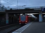 Durch Angermund kommt ein RE11 nach Paderborn, gesteuert wird der Zug vom 425 022-1.