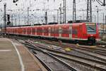 425 518-8 macht sich am 27.12.2017 als S3 von Germersheim nach Karlsruhe Hauptbahnhof im Mannheimer Hauptbahnhof auf den Weg.