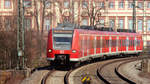 425 239 als S 38334 (S3) nach Germersheim vor dem Mannheimer Barockschloss. Aufgenommen am 25. März 2018.