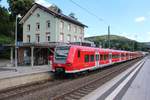 Am 01.06.2018 fährt eine Doppeltraktion BR 425 der S-Bahn RheinNeckar als S1 nach Homburg in den Bahnhof Zwingenberg ein.