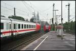 Whrend 425 105 und 425 xx2 als RB26  Rheinland-Bahn  von Kln nach Koblenz fahren, rollt auf dem Nebengleis die 101 077 mit dem InterCity 2027 von Hamburg-Altona nach Passau Richtung Kln Hauptbahnhof.