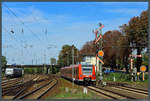 Vorbei am Stellwerk Hs und den Ausfahrsignalen verlässt 425 532-9 am 08.09.2018 den Hanau Hbf Richtung Frankfurt.