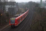 Die Rhein Niers Bahn (RB33) aus Aachen-Hbf nach Heinsberg-Rheinland-Duisburg-Hbf und kommt aus Richtung Aachen-Hbf in Richtung Aachen-Schanz,Aachen-West,Laurensberg,Richterich,Kohlscheid,Herzogenrath,Palenberg,Zweibrüggen,Frelenberg,Geilenkirchen,Süggerath,Lindern,Brachelen,Hückelhoven-Baal,Baal,Erkelenz, Herrath,Beckrath,Wickrath,Rheydt-Hbf,Mönchengladbach-Hbf. Aufgenommen von einer Brücke von der Weberstraße in Aachen. 
Am Kalten Morgen vom 7.1.2019.