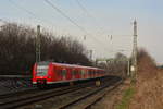 425 102-1 schleppt den defekten 425 100-5 durch Erftwerk gen Köln.