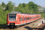 Mittlerweile ist das am 24.06.2016 entstandene Foto historisch, als das von 425 302 angeführte Doppel als RE Stuttgart-Rottweil/Freudenstadt am Haltepunkt Österfeld vorbei fuhr, sie wurden