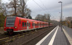 Die Rhein Niers Bahn (RB33) aus Aachen-Hbf nach Heinsberg-Rheinand,Duisburg-Hbf und kommt aus Richtung Aachen-West,Laurensberg,Richterich, und hält in Kohlscheid und fährt in Richtung