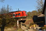 Detailbild aus Neckargerach. Ein S1 Zug nach Osterburken ist hier bei der Einfahrt in Neckargerach zu sehen, er befindet sich auf der Brücke Bahnhofstraße am Nachmittag des 15.1.2020. 