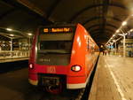 425 524 als RB 33 nach Aachen Hbf mitten in der Nacht im Mönchengladbacher Hauptbahnhof
