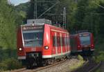 Begegnung zweier Triebwagen der Baureihe 425 die als S2 beziehungsweise S1 gerade in Neckargerach sind, wobei der 425 617-8 gerade einfährt und der auf dem rechten Gleis gen Binau unterwegs ist.18.7.2020