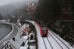 Am 12.01.2021 ist eine S1 nach Osterburken im verschneiten Zwingenberg unterwegs.