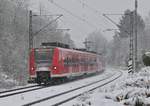 Als S2 nach Neustadt Weinstraße Hbf kommt der mit einem Schneeschneuzer versehen  425 735 in Neckargerach eingefahren. 27.1.2021