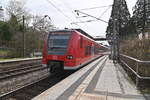 Nachschuß auf den 425 711-9 der hier in Neckargerach am Bahnsteig steht.