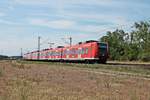 Als RB 2 (Karlsruhe Hbf - Mannheim Hbf) fuhr am Mittag des 03.06.2020 der 425 526-1 zusammen mit dem 425 583-2 nördlich von Waghäusel über die KBS 700 in Richtung Neulußheim, wo sie ihren nächsten Zwischenhalt einlegen werden.