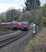 Begegnung in Neckargerach,
am heutigen Mittag kam es durch eine Signalstörung in Binau dazu.
Die vom 425 734-1 geführte S-Bahn kommt leicht verspätet in Neckargerach eingefahren als ein Abellio-Ersatzzug als RE 10a nach Heilbronn gen Binau fährt, an dessen Zugschluß der 425 310-0 zusehen ist. 13.4.2021