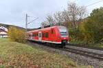 Triebwagen 425 722 verlässt Neckargerach als S1 nach Osterburken am heutigen Mittag des 5.11.2021 