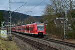 Gestern Mittag war einige Zeit die Kbs 705 bei Neckarsteinach wegen unberechtigter Personen im Gleis gesperrt. Dadurch vielen einige Zugfahrten im S-Bahnbetrieb aus und Züge blieben in Mosbach stehen weil sie nicht fuhren. Am Nachmittag wurde dann wie hier eine dreifachgekoppelte Einheit gen Neustadt Weinstraße geschickt. So kam es das der 425 319 am restlichen Altbahnsteig zu halten kam. Neckargerach den 10.2.2022