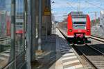 425 806-7 steht in Biberach (Riß) Süd bereit, um in Kürze die Fahrt als RS 2 / 32666 nach Ulm zu beginnen (31.03.2023)