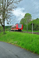 In Auerbach bei Mosbach führt der 425 121-1 einen S1 Zug nach Osterburken am 10.5.2023