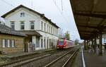 Als RB 27 von Mönchengladbach nach Koblenz verlässt 425 093-2 am 08.11.2023 den Bahnhof Bad Hönningen