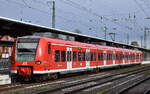 DB Regio AG - Region Südost, Fahrzeugnutzer: S-Bahn Mittelelbe, Magdeburg mit ihrer  425 506-3  (NVR:  94 80 0425 506-3 D-DB.... ) und der S1 Richtung Bahnhof Wittenberge am 25.02.24 im Bahnhof