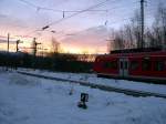 Bayrisches Oberland 2004 - Am heiligen Abend 2004 fhrt in Bichl an der Strecke Tutzing - Kochel der 425 045-2 aus Kochel ein. Nach der Zugkreuzung mit dem Gegenzug wird er seine Reise nach Tutzing fortsetzen. Insgesamt hatten neben Lokfhrer und Zugbegleiter noch drei Reisende das Bedrfnis an diesem Abend Zug zu fahren.