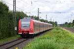 425 024 ist gemeinsam mit 2 426ern als EM Sonderzug von Duisburg in Richtung Düsseldorf unterwegs und durchfährt hier Angermund.

Angermund 07.07.2024