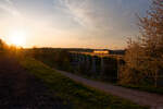 S6 58815 (Neustadt (Aisch) Bahnhof - N�rnberg Hbf) im Abendlicht bei der �berquerung der Aurachtalbr�cke in Emskirchen, 20.04.2022