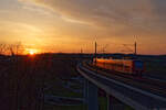 425 048 DB Regio als S6 58810 (N�rnberg Hbf - Neustadt (Aisch) Bahnhof) im Abendlicht bei Emskirchen, 20.04.2022