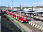 DB 425513 wartet hier am 21.9.2026 um 11.41 Uhr auf Fahrg�ste im Hauptbahnhof Kaiserslautern.