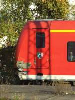 Dies ist ET 425 023, der relativ heftig beschdigt im Hauptbahnhof Essen auf einem Nebengleis steht.