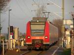 425 060/560 als RB33(11073) bei der Einfahrt von Herrath. Hier fhrt der Zug dem Sonnenuntergang Aachen entgegen. 28.11.07