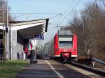  Da war der Zug wohl weg  dachte dieser Fahrgast der in Hckelhoven-Baal dem 11064(RB33) auf dem weg nach Duisburg hinterherschaut.