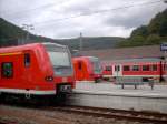 2x ET 425.2, der linke hat noch gur 1:30 h bis zur Abfahrt, whrend der rechte als S-1 (von Osterburken nach Kaiserslautern) Eberbach am 25.08.04 verlsst.