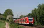 Ein von 425 813 angefhrtes Quitschiedoppel ist am 14.05.08 zwischen Sachsenheim und Ellental als Regionalexpress von Karlsruhe nach Stuttgart unterwegs.