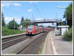 Der Mittelhessenexpress, der ab Gieen die RE-Linien 30 von Treysa und 40 von Dillenburg nach Frankfurt am Main vereinigt beziehungsweise in der Gegenrichtung die Zge in Gieen trennt, am 29.06.2008 mit 425 051 und 425 017 bei Durchfahrt der S-Bahn-Station Frankfurt am Main-Berkersheim aufgenommen. 