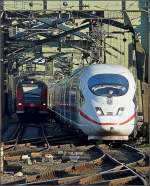 Parallelfahrt auf der Hohenzollernbrcke: Eine Doppeleinheit ICE 3 und ein Triebzug der BR 425 fotografiert whrend der Einfahrt in den Hbf von Kln am 08.11.08.