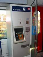Hier sieht man den Fahrkartenautomat eines Triebwagen der Baureihe 425.
