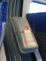 Hier sieht man den Behlter in dem sich ein Feuerlscher befindet den man an jeder Verbindung der Wagen einer 425 findet.