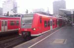 Der ET 425 019-7 steht in Essen Hbf mit der BR 42 nach Mnster(Westf) am 28.03.2005 im Regen.