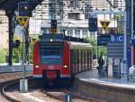 425 058-5 steht im Aachener Hauptbahnhof und hat gleich Abfahrt als RB 33 nach Duisburg 