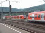 BR 425 Regio links und BR 423 S-Bahn rechts am 26.07.2002 in Plochingen. BR 425 hat in einen Wagen 2 Tren, dazwischen 3 Fenster und WC, BR 423 3 Tren und 2 Fenster. Ausserdem ist die Einstiegshhe unterschiedlich und die Dachaufbauten.