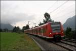 425 045/545 und 426 035/535 legen sich beim Kloster Raisach in die Kurve.