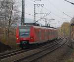 425 150-0 als S 5 Paderborn Hbf - Hannover Flughafen, am 31.10.2009 kurz vor dem Bf. Altenbeken