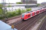 Ein 425 als RB 33  Rhein-Niers-Bahn  verlsst Aachen Hbf Richtung Duisburg. Sie wird in wenigen Sekunden Die Brcke der  Burt-scheider-strae  passieren. 20.05.2005