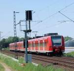 Ein 425 Triebwagen  RE8 von Grevenbroich nach Mnchengladbach  hinter dem Bahnbergang Frther Hecke in Gubberath.