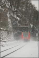 Zwei Triebzge der Baureihe 425 fahren am 9. Januar 2010 als S1 den Knigstuhltunnel beim Haltepunkt Heidelberg-Altstadt hinein; aus dem weien Schnee, in den dunklen Tunnel...