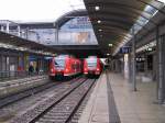 Links: DB 425 618-6 als RB 18059 nach Mannheim Hbf, rechts DB 425 257-3 als RE 18057 nach Karlsruhe Hbf, in Mainz Hbf; 03.02.2010